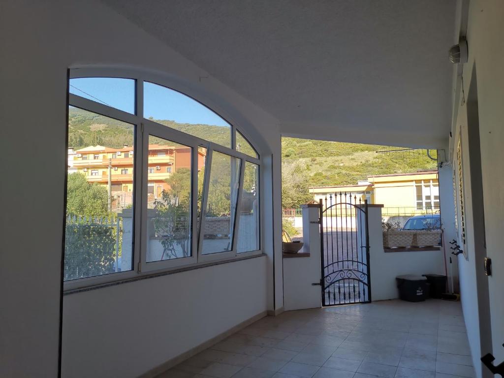 Domus Greca a Gonnesa - Spazioso Appartamento con Terrazza