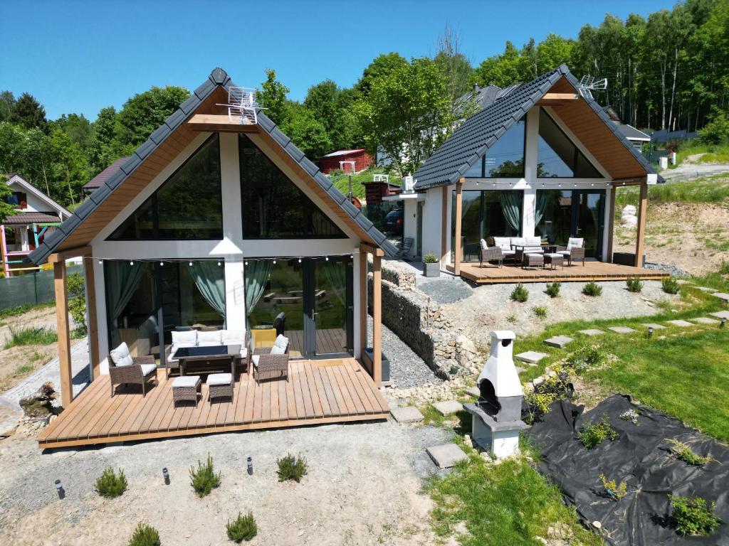 - une vue sur une maison avec une terrasse dans l'établissement Brzuchem do góry, à Chocieszow