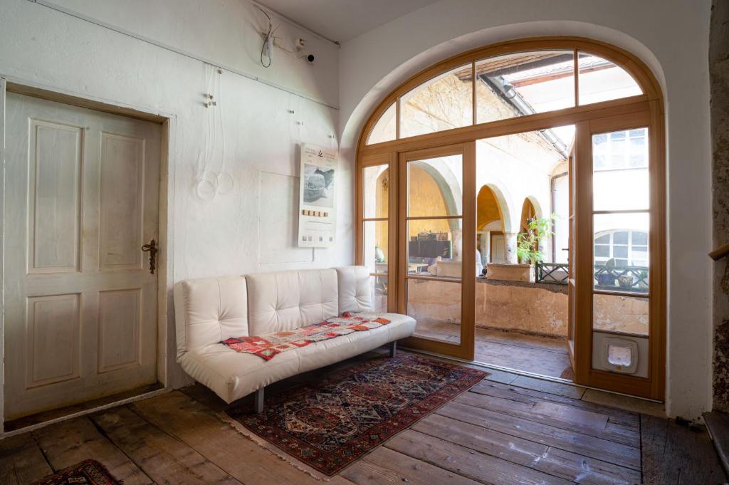Postel nebo postele na pokoji v ubytování Art House Radovljica