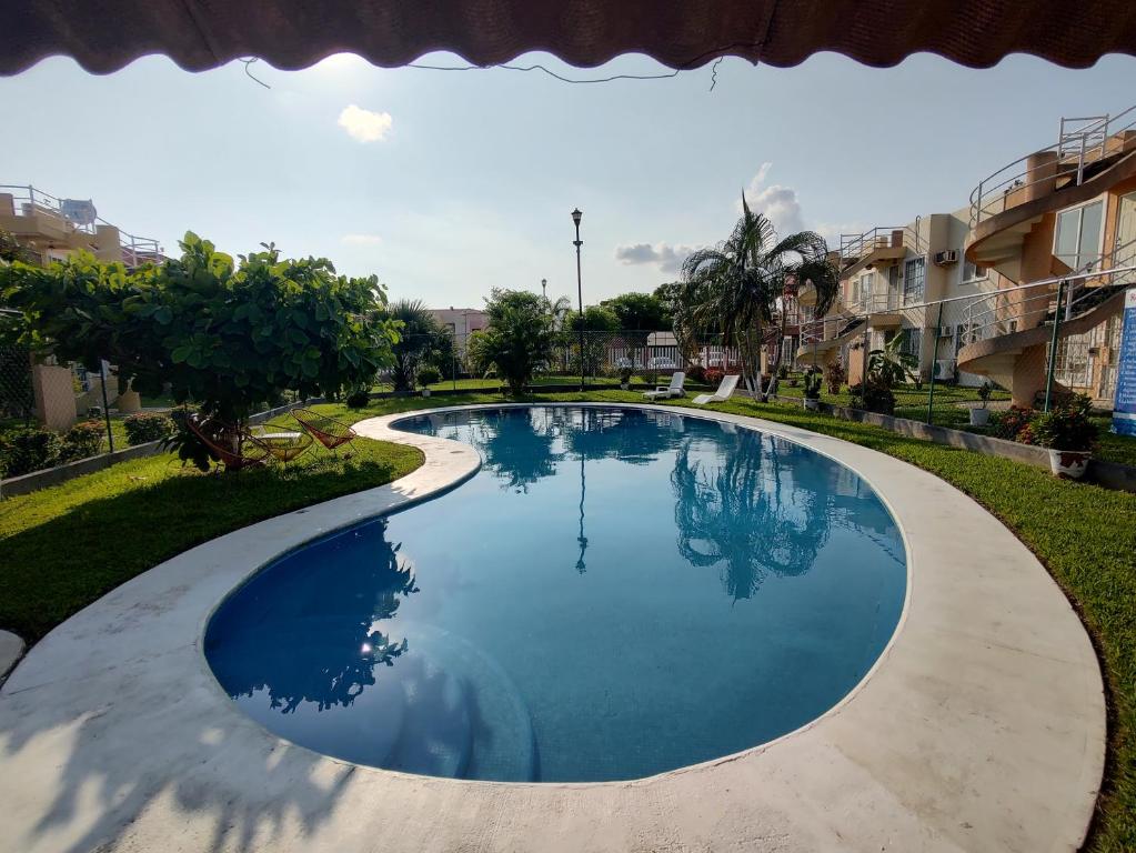 uma piscina no meio de um quintal em Casa con Alberca en Ixtapa Zihuatanejo Internet em Ixtapa