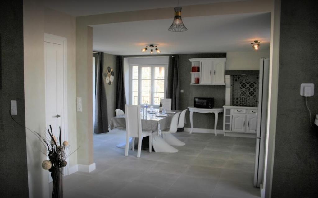 - une cuisine et une salle à manger avec une table et des chaises dans l'établissement Maison tout confort pour 4 à 6 dans village paisible, à Argenteuil-sur-Armançon