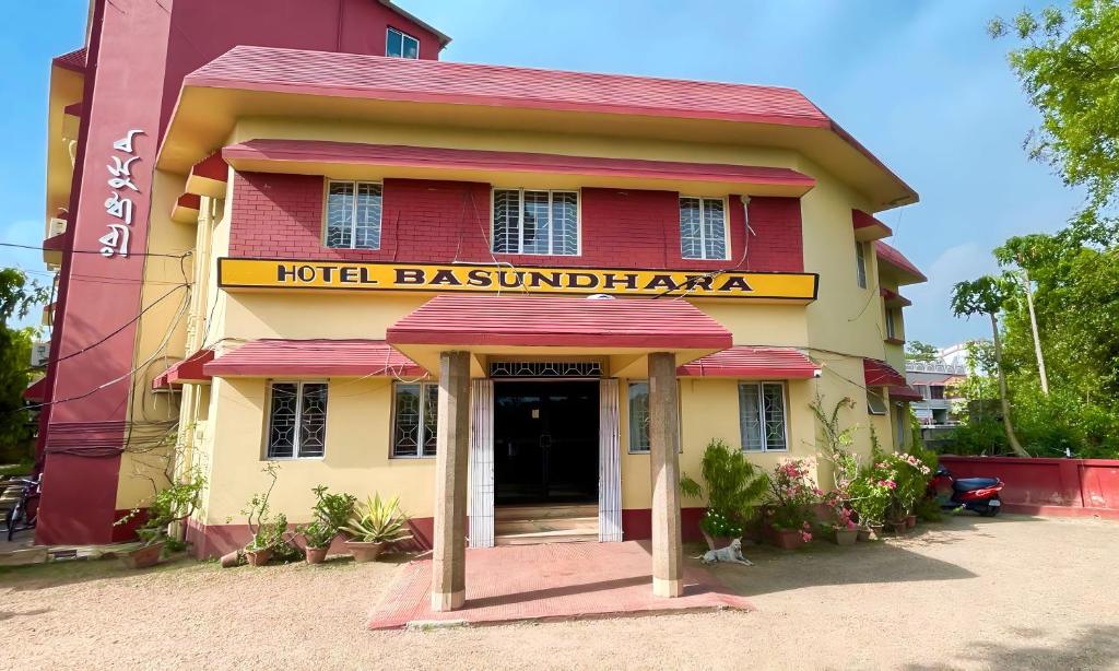 桑蒂尼盖登Hotel Basundhara的一间拥有红色和黄色建筑的酒店餐厅