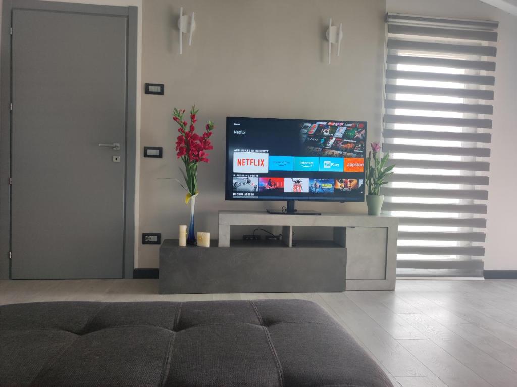 TV a/nebo společenská místnost v ubytování Luminoso appartamento vista lago