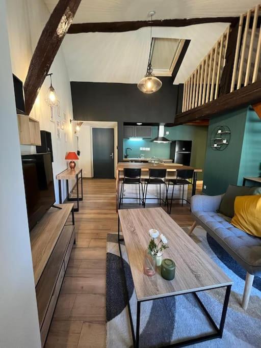 un salon avec un canapé et une table dans l'établissement Le Montauban - Chic et Cosy en Hypercentre, à Montauban