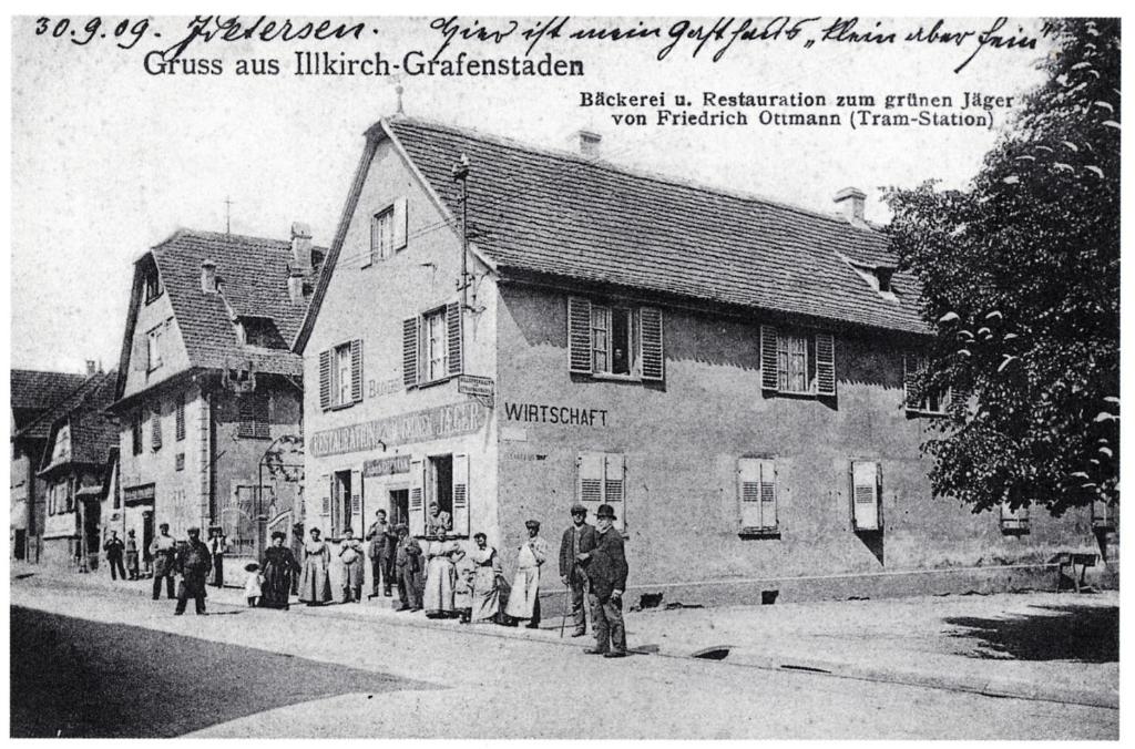 una vieja foto de un grupo de personas parados fuera de un edificio en Hotel le Chasseur, en Illkirch-Graffenstaden