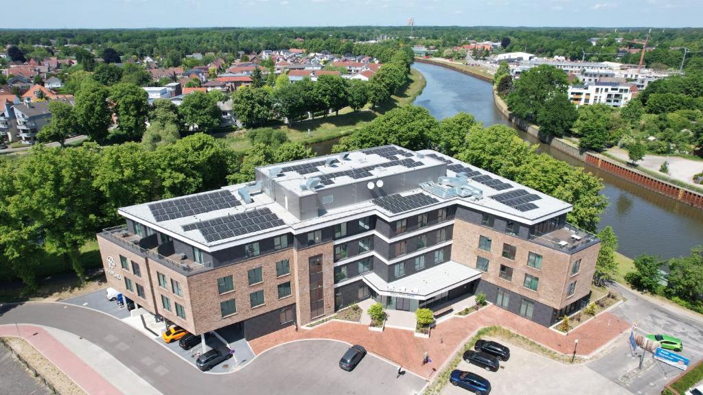 una vista aérea de un edificio con paneles solares. en VIA PLAZA Hotel Meppen en Meppen