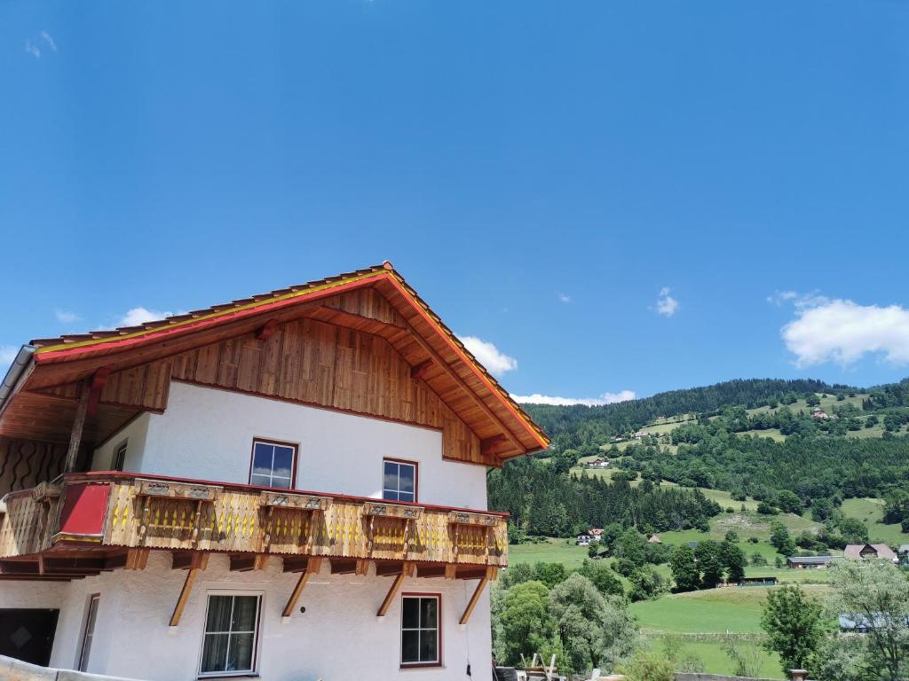 Casa con techo de madera y balcón en Appartement Sonnenrot, en Sankt Lorenzen ob Murau