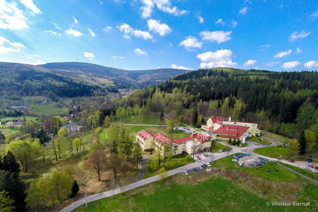 una vista aérea de una casa en las montañas en Klinika Młodości Medical SPA, en Świeradów-Zdrój