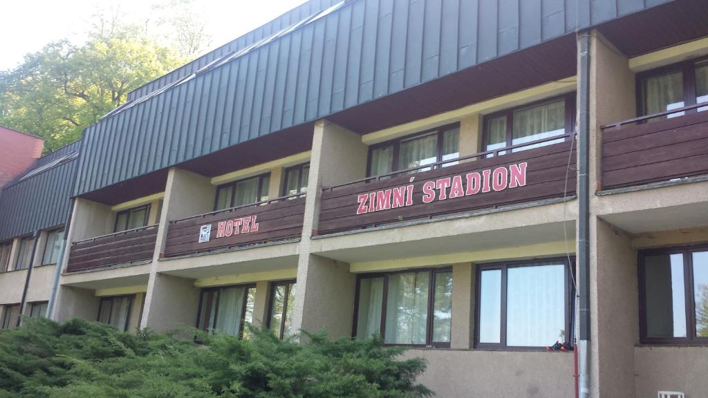Hotel Zimni Stadion () Hotel Zimni Stadion