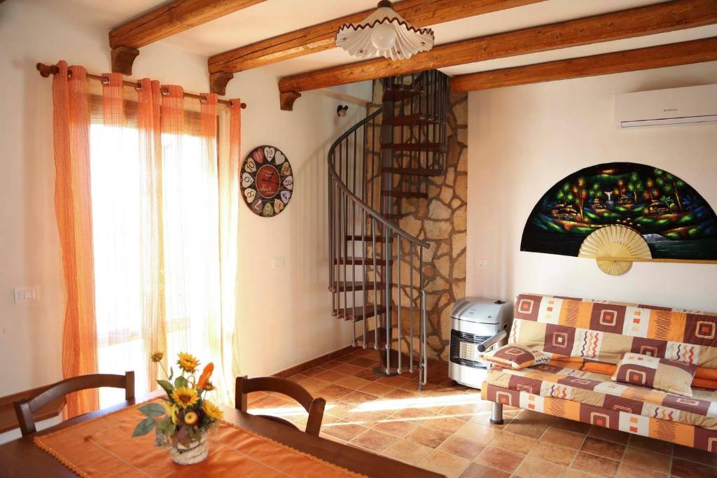 ein Wohnzimmer mit einem Tisch und einem Buntglasfenster in der Unterkunft la terra rossa in Bisciano
