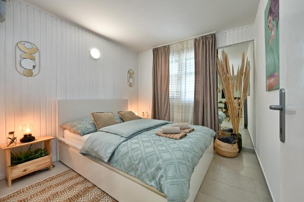 um quarto com uma cama grande num quarto em Vacation Home - NEST Kalnik em Kalnik