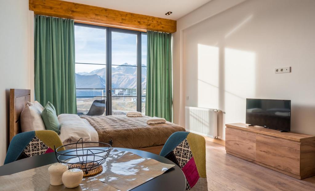 TV a/nebo společenská místnost v ubytování New Gudauri GoodHost Apartments