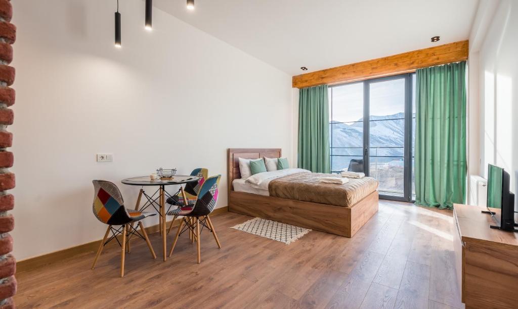 Postel nebo postele na pokoji v ubytování New Gudauri GoodHost Apartments