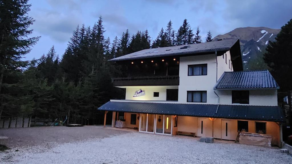 ein großes weißes Gebäude mit vielen Fenstern in der Unterkunft AlpenKlub Hotel in Vordernberg