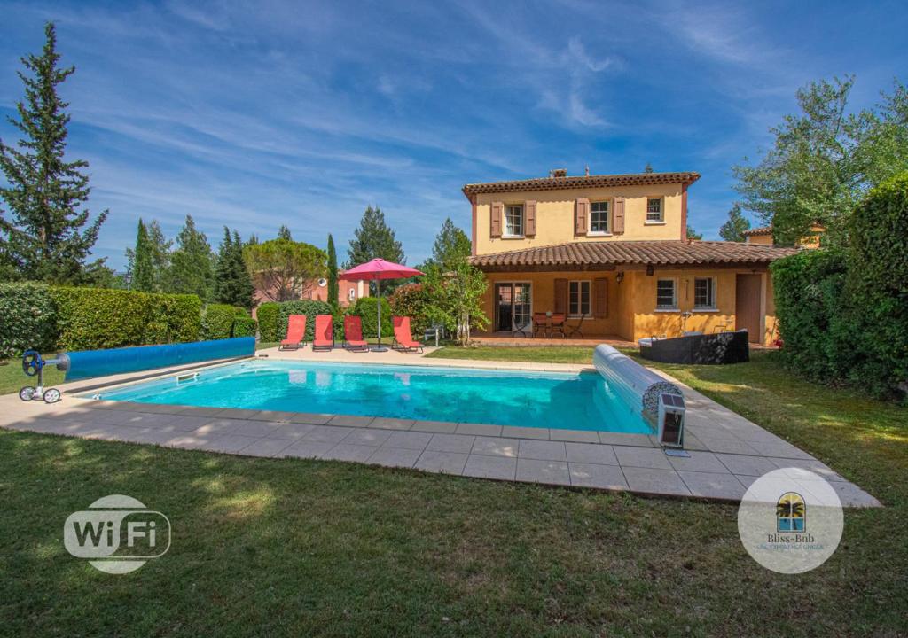 una casa con piscina en el patio en Villa 80m² 3ch Piscine, en Fayence