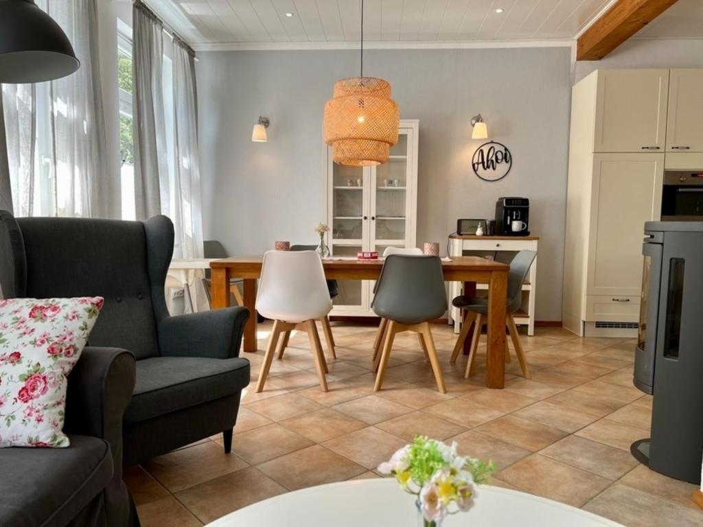 a kitchen and living room with a table and chairs at Fehmarn Ahoi FamKreil bis 6,5 Pers in Fehmarn