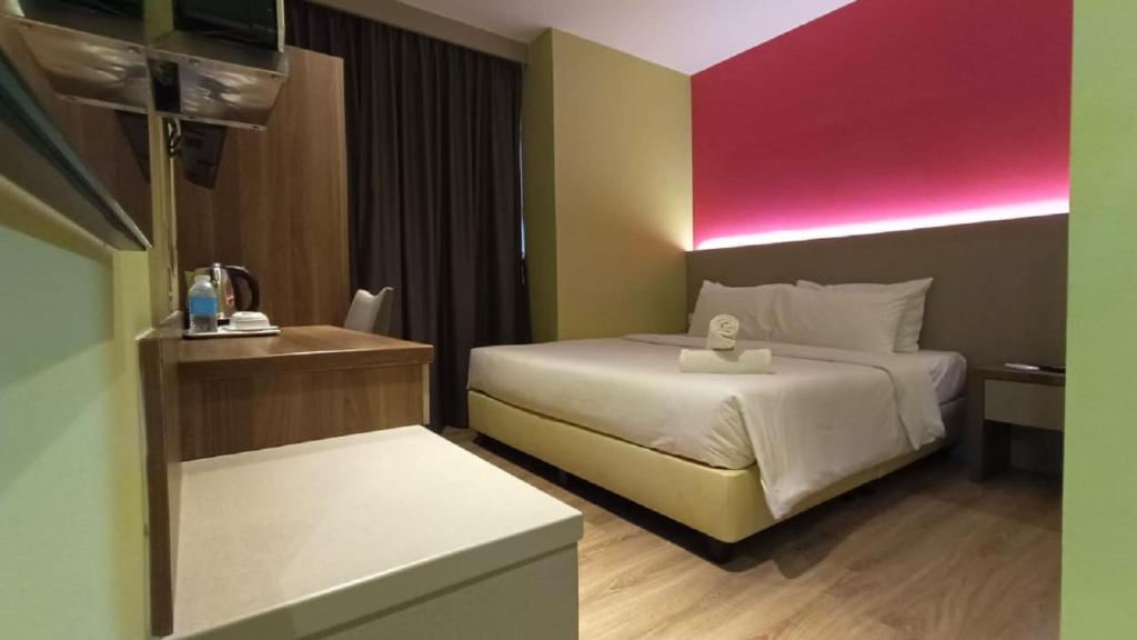 Postel nebo postele na pokoji v ubytování YEE HOTEL Permas Jaya