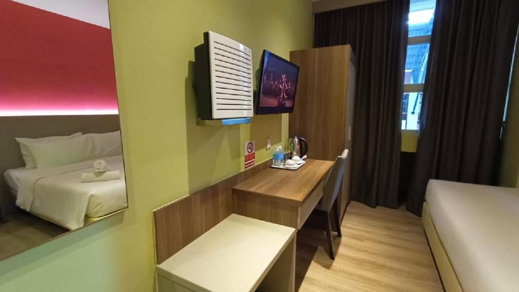 Postel nebo postele na pokoji v ubytování YEE HOTEL Permas Jaya