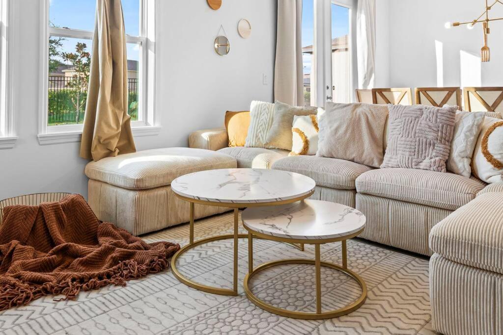 sala de estar con sofá y mesa en Spacious Modern Home with King Beds near Disney, en Davenport