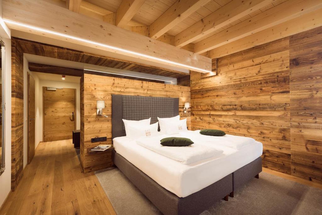 Postel nebo postele na pokoji v ubytování Torghele's Wald & Fluh