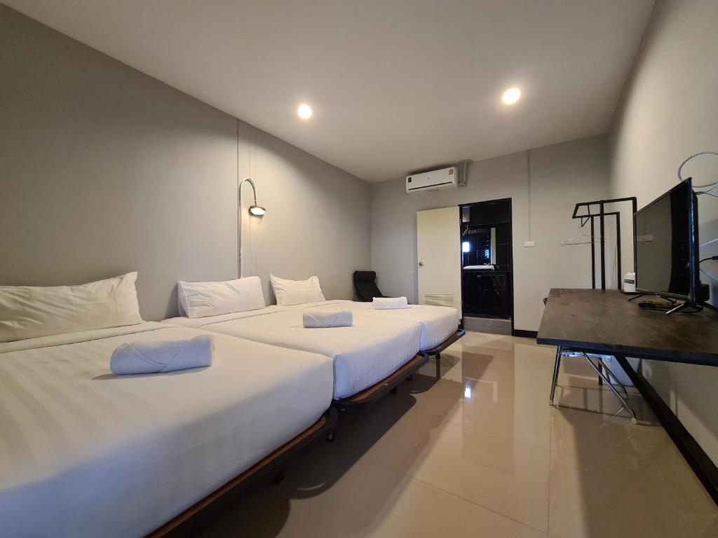 The 8 Factory Hotel Phitsanulok - Triple Room With Private Bathroom