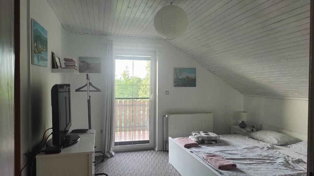 Habitación blanca con cama y ventana en CELINKA rooms, en Raka