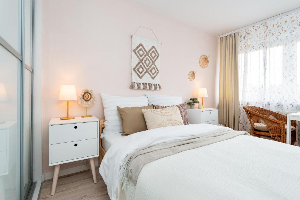 Un pat sau paturi într-o cameră la Kairos Apartments- OPAL - ścisłe centrum