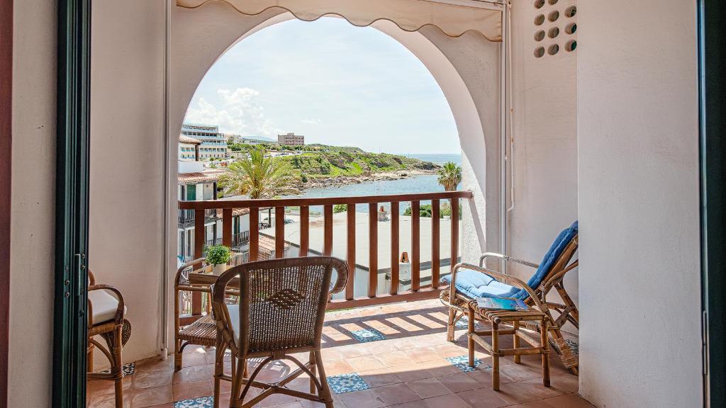 Un balcón con sillas y vistas al océano. en Welcomely - Retiro Perpignan, en Alghero
