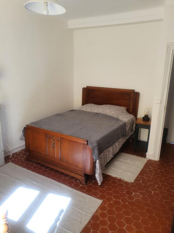 ein Schlafzimmer mit einem Bett in einem Zimmer in der Unterkunft La baieta in Moulinet