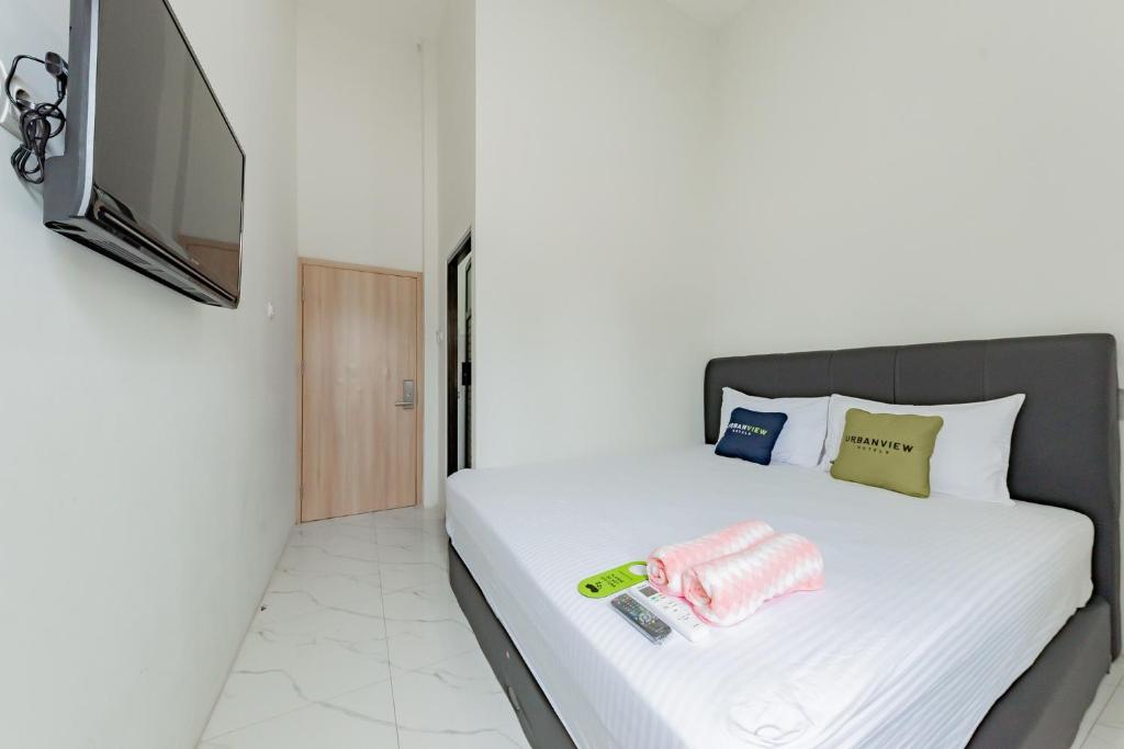 מיטה או מיטות בחדר ב-Urbanview Hotel La De Grizz Syariah Sampit by RedDoorz