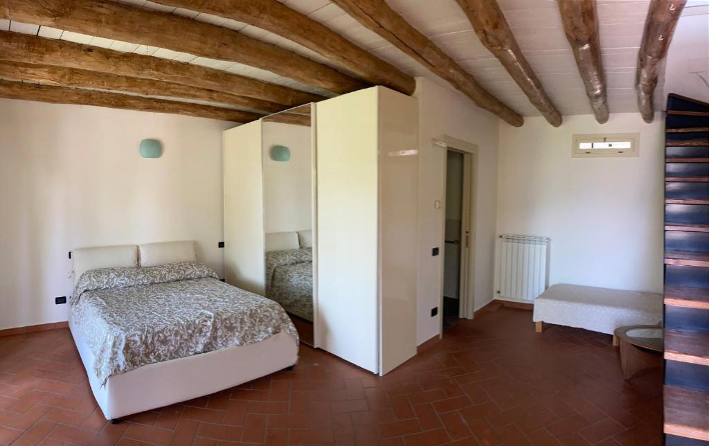 ein Schlafzimmer mit einem Bett und einer Bank in einem Zimmer in der Unterkunft Island Sunset House in Sulzano