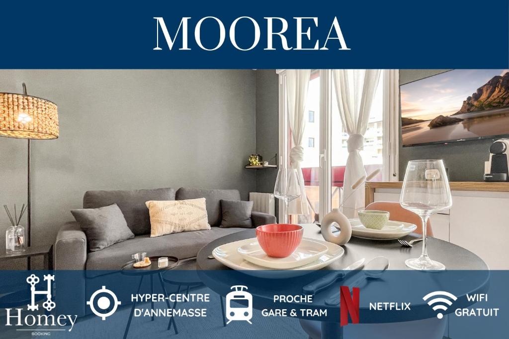 ein Poster eines Wohnzimmers mit einem Sofa und einem Tisch in der Unterkunft HOMEY Moorea - Hyper-centre/ Proche Genève/ wifi in Annemasse