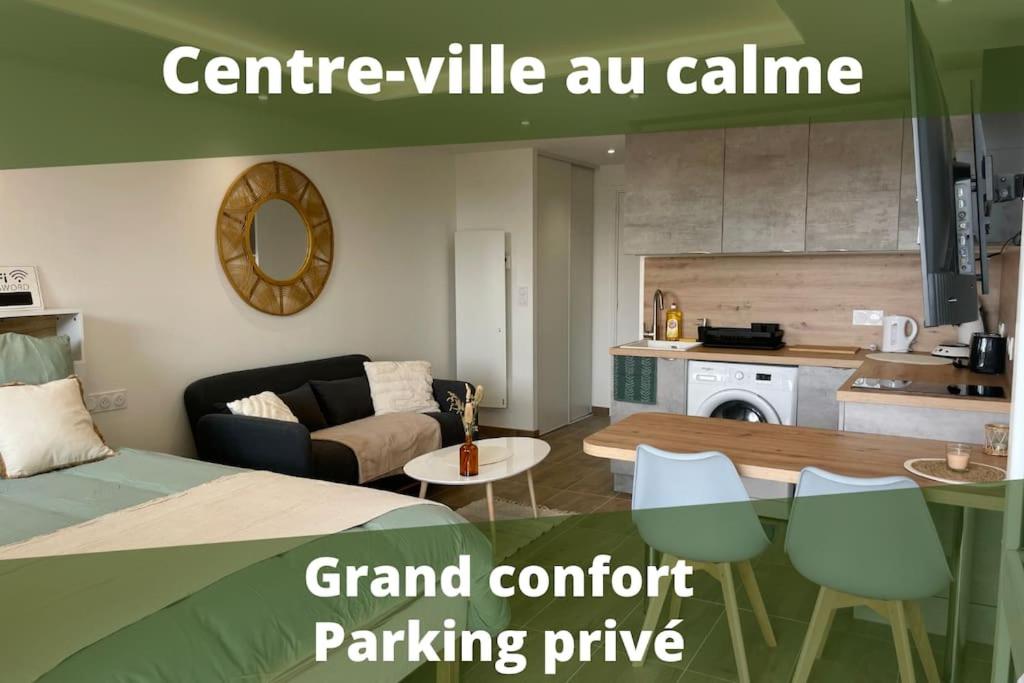une chambre avec un lit et un salon dans l'établissement Centre-ville - Plage à pied - Calme - Parking, à Quiberon