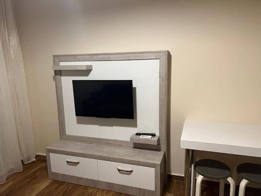 TV a/nebo společenská místnost v ubytování Cozy flat close to Konyaaltı beach'7'