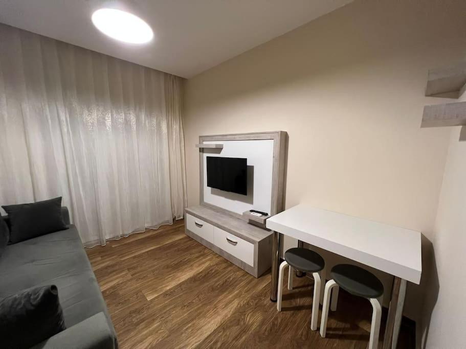TV a/nebo společenská místnost v ubytování Cozy flat close to Konyaaltı beach'7'