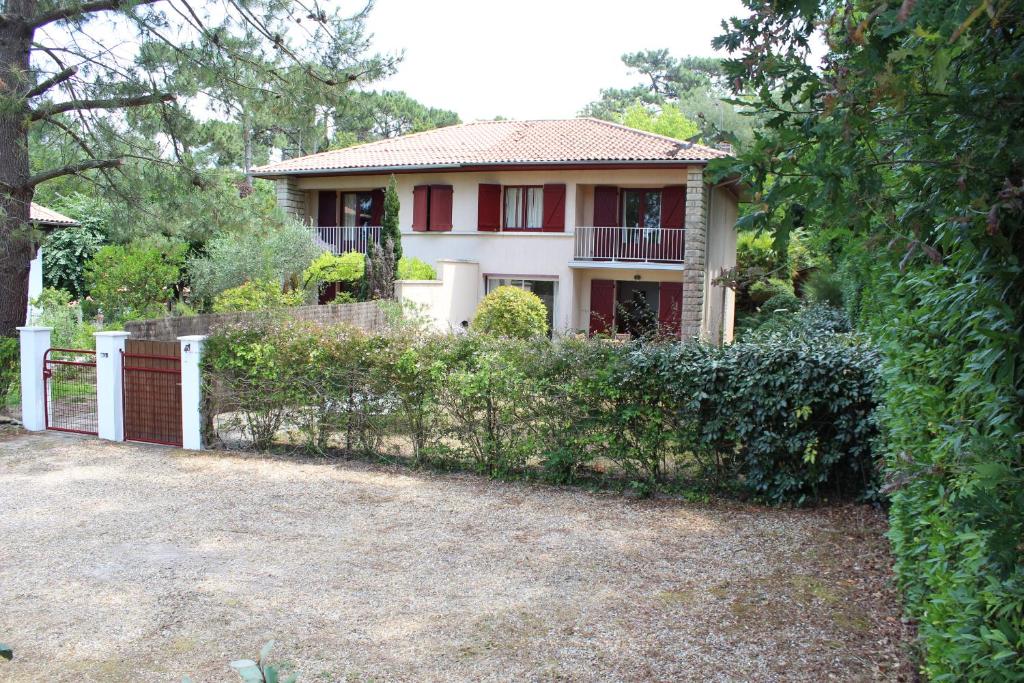 una casa con una valla delante de ella en Arcachon Villa aux Abatilles, en Arcachon