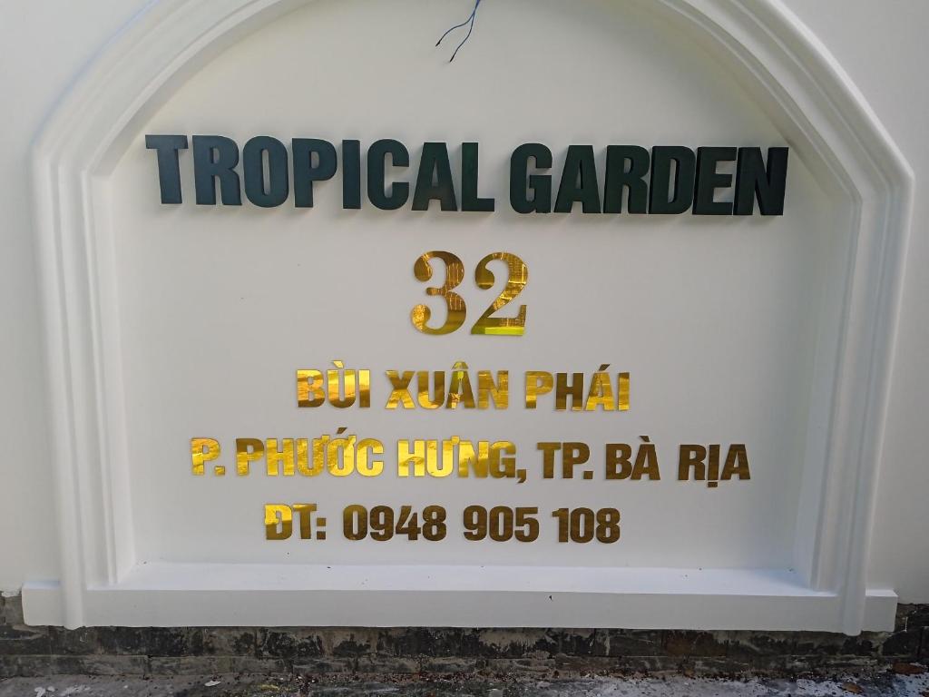 ein Schild für einen Krankenhausgarten an einem Fenster in der Unterkunft Tropical Garden in Ấp Long Kiên I