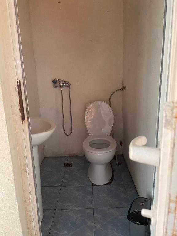 Koupelna v ubytování Guesthouse ''Loni''