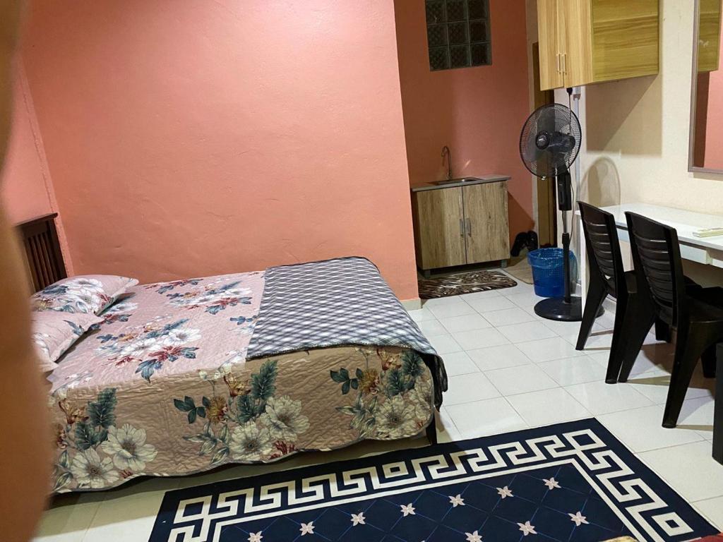 Bilik Harian Pengkalan Chepa - Budget Triple Room