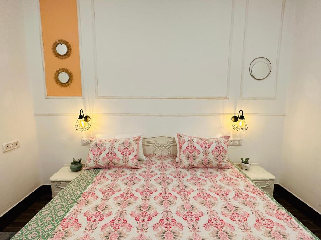 Postel nebo postele na pokoji v ubytování AnandMai Ghar - A Homestay in Gwalior