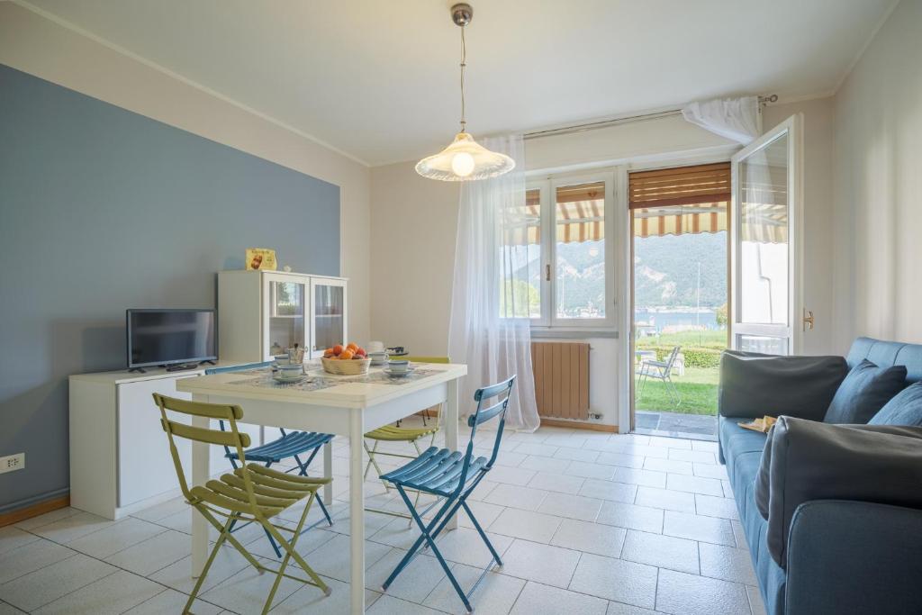 een keuken en woonkamer met een tafel en stoelen bij Interno 2 in Iseo
