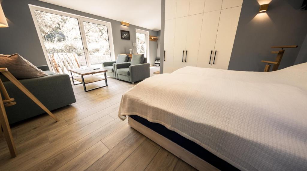 魏瑪的住宿－Ferienhaus Esswiese，一间卧室设有一张床和一间客厅。
