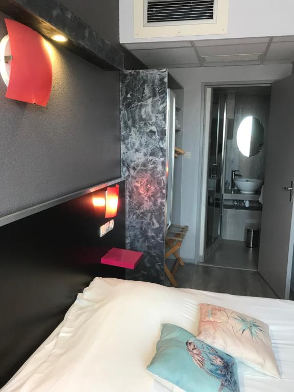 Postel nebo postele na pokoji v ubytování Logis Hôtel & Restaurant - Le Floride
