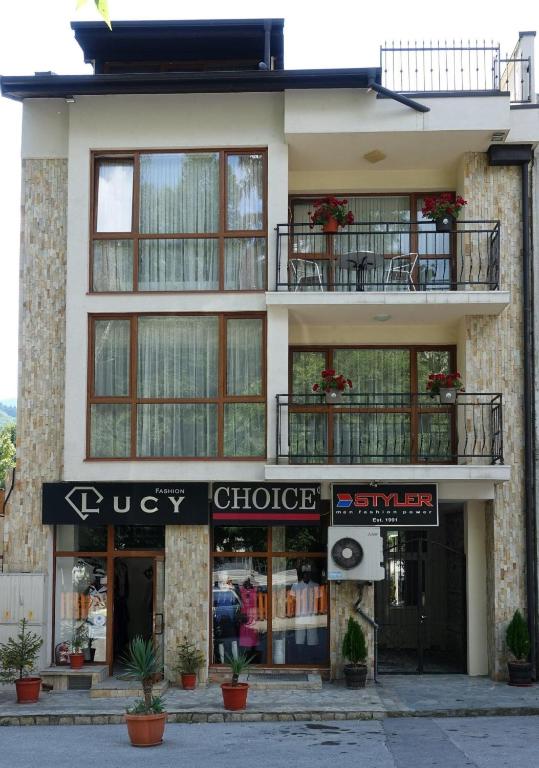 a store front of a building with a shop at Стаи за гости RADEA in Devin