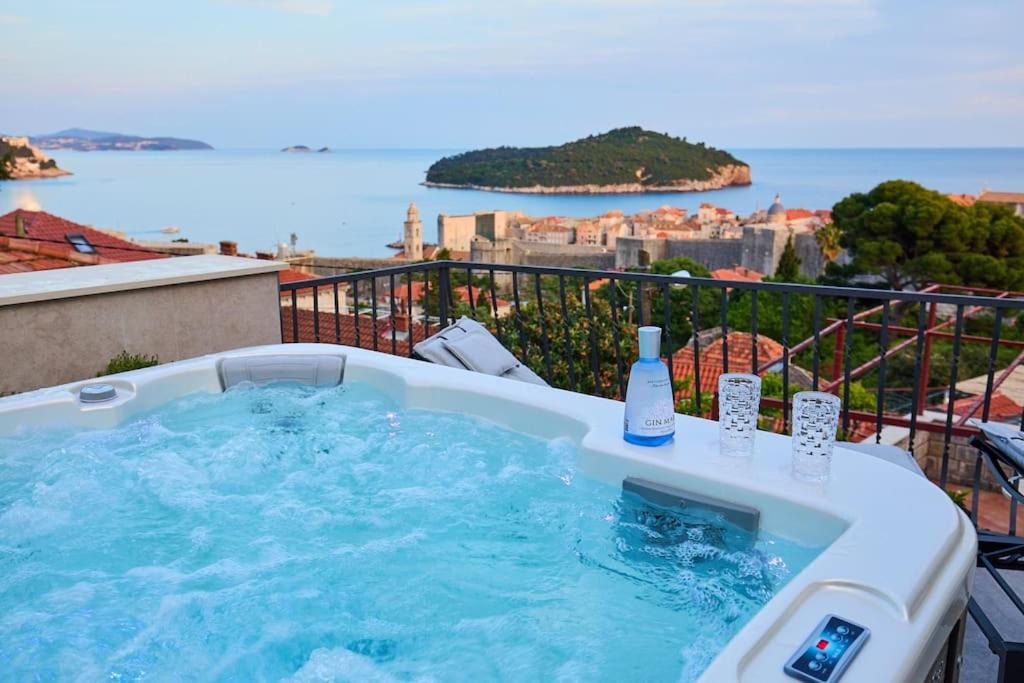 una vasca idromassaggio su un balcone con vista sull'oceano di New & Stunning Views in Luxury 5* Divona Apartment a Dubrovnik