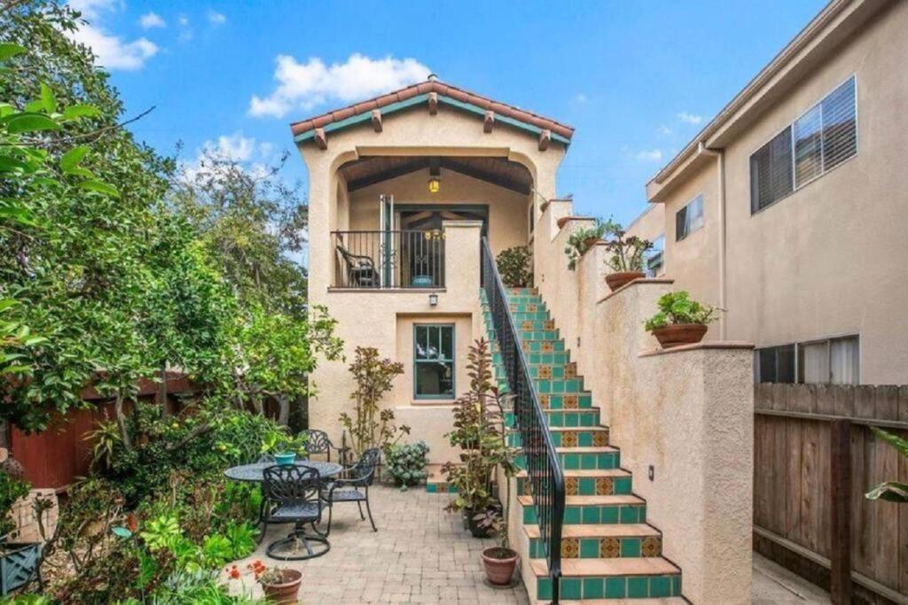 uma casa com escadas que levam a um edifício em Spanish Style Cozy Studio em San Diego