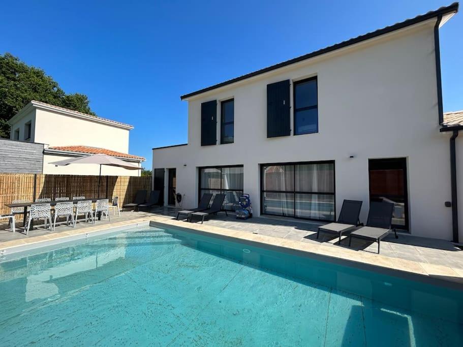uma piscina em frente a uma casa em Villa 4 chbres avec piscine (10) em Saint-Augustin