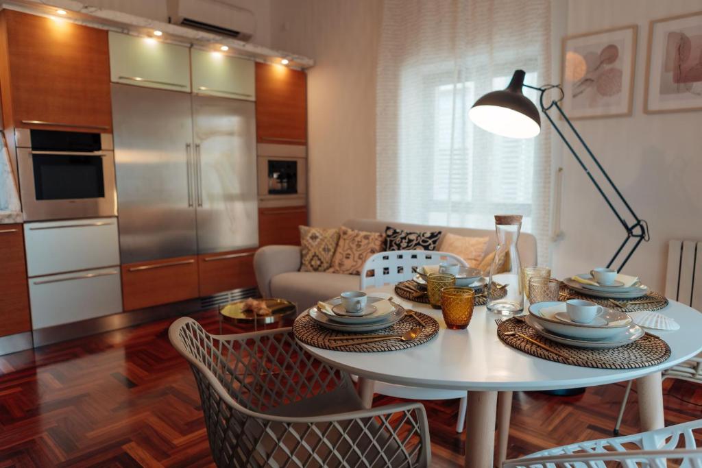 een keuken en een woonkamer met een tafel en stoelen bij Suite 51 Luxury home in Pescara