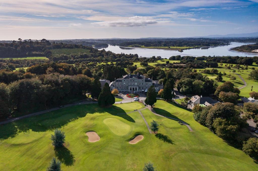 z góry widok na pole golfowe z dużym domem w obiekcie Faithlegg Hotel w mieście Waterford