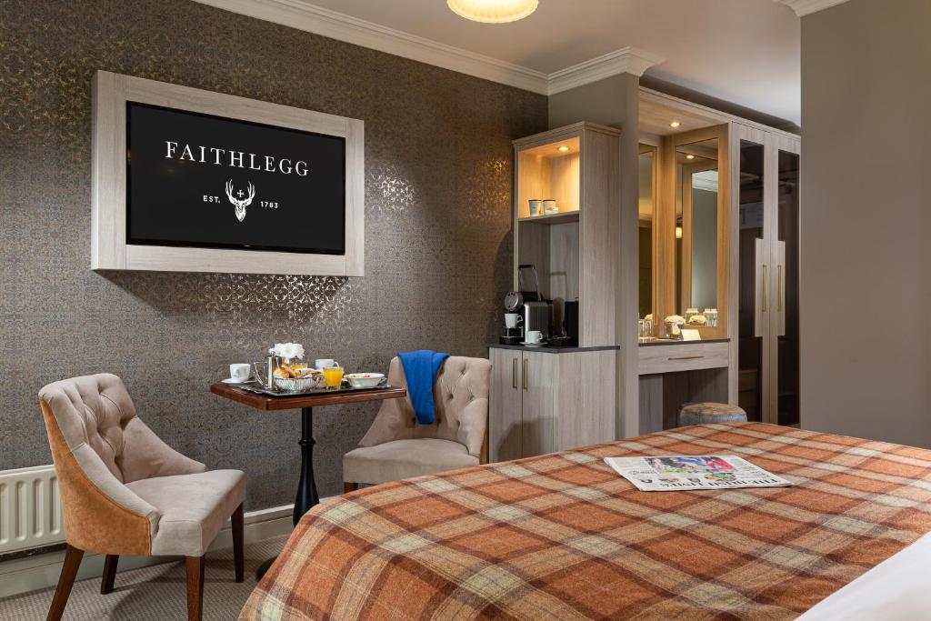 Postel nebo postele na pokoji v ubytování Faithlegg Hotel